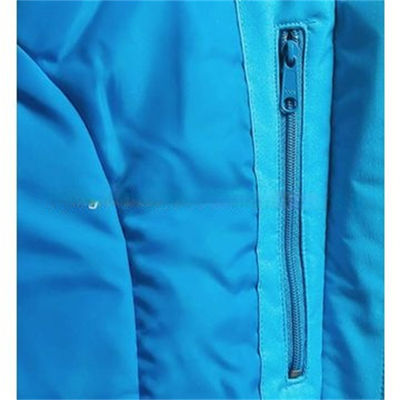 Полиуретан полиэстера делает спорт водостойким Outerwear ЛЫЖИ женщин курток Softshell на открытом воздухе