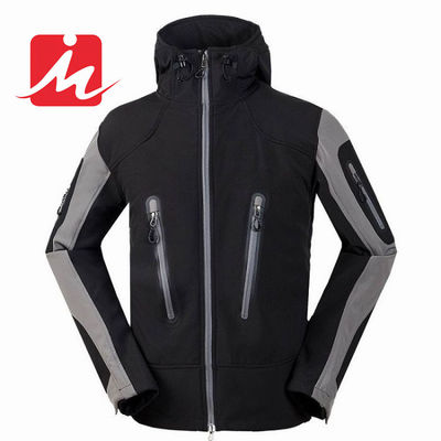 Люди курток Softshell горы на открытом воздухе водоустойчивые куртки зимы