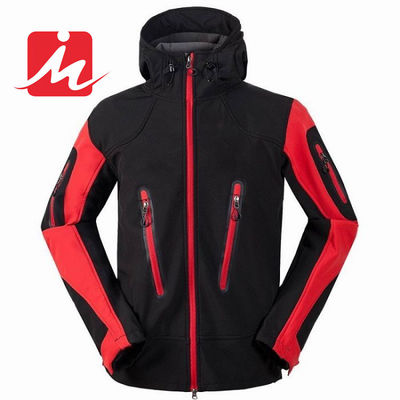 Люди курток Softshell горы на открытом воздухе водоустойчивые куртки зимы