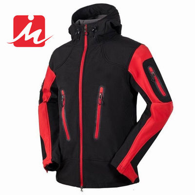 Люди курток Softshell горы на открытом воздухе водоустойчивые куртки зимы